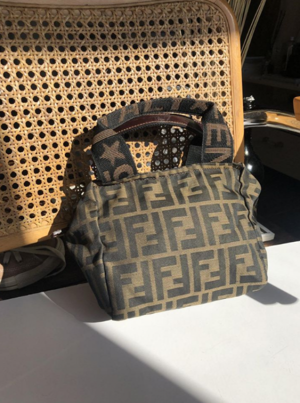 Tas mini berbentuk kotak dengan motif monogram